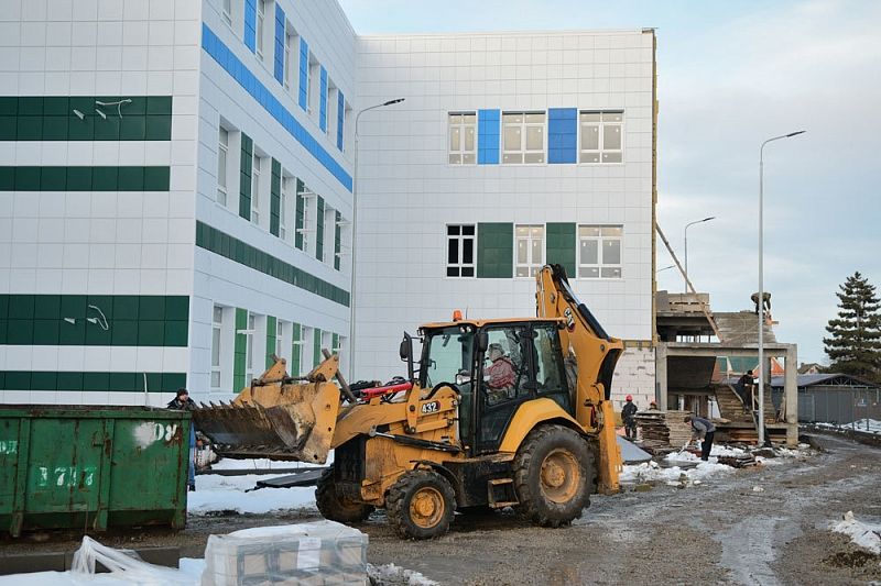 Новый подрядчик ускорил темпы строительства школы в поселке Российском в Краснодаре