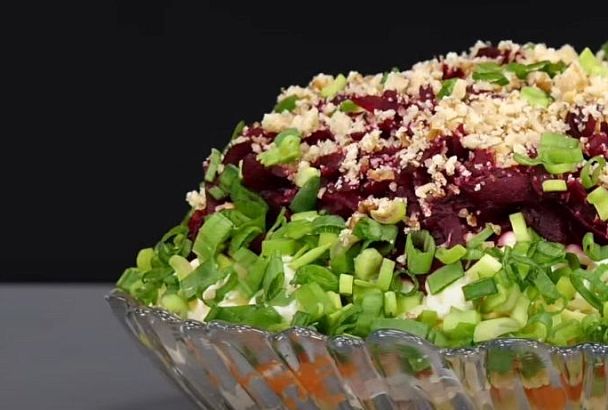 Новый салат «Воздушная гора» (он же «Сердца под шубой») — нежнейшая замена «Селедке под шубой» для праздника.