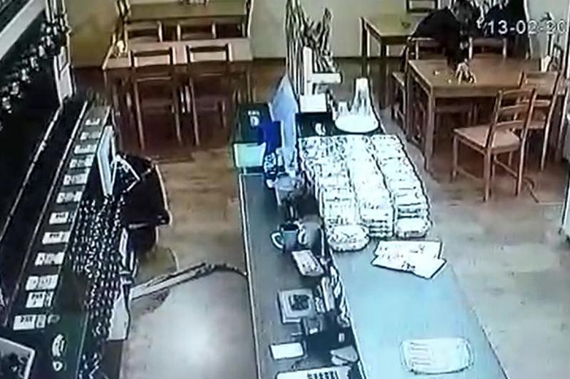 Семья пьяных краснодарцев вернула официантке украденный телефон. Полиция возбудила дело
