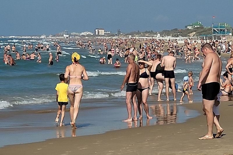 Лето продолжатся: забитые туристами пляжи на курортах Краснодарского края сняли на видео