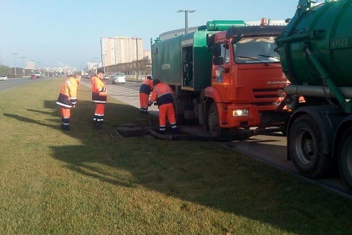 В Краснодаре идут работы по прочистке коллекторов