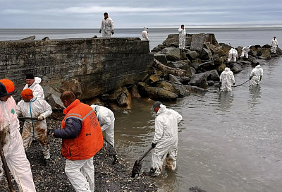 Более 18,5 тыс. кубометров загрязненного грунта и водомазутной смеси собрали в Туапсе