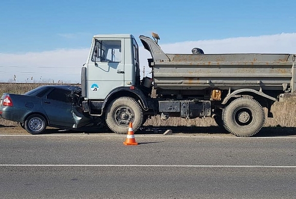 В Краснодарском крае в жестком лобовом ДТП с МАЗом пострадал водитель «Приоры» 