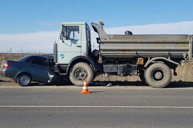 В Краснодарском крае в жестком лобовом ДТП с МАЗом пострадал водитель «Приоры» 