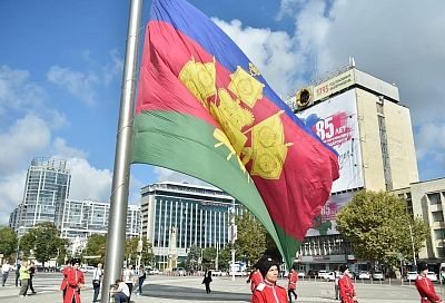 Флаг Кубани подняли на Главной городской площади Краснодара