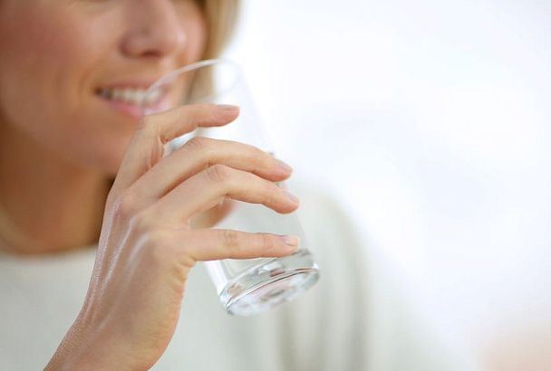 Сколько воды нужно пить в день: эта норма помогает вам замедлить старение и дождить до 90 лет