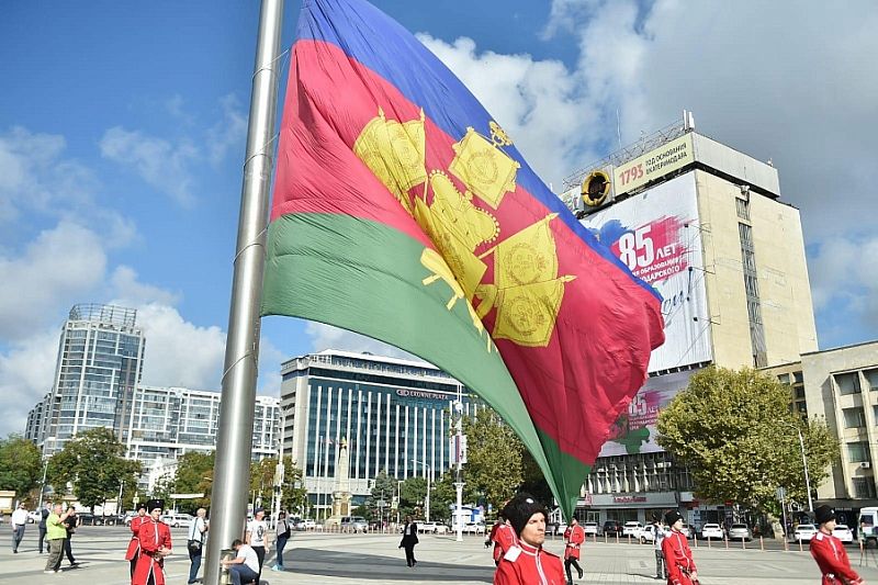 Флаг Кубани подняли на Главной городской площади Краснодара