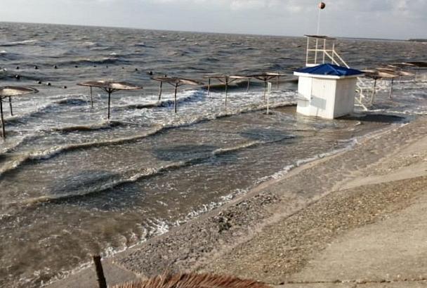 В Краснодарском крае нагонные волны подтопили пляжи Азовского побережья