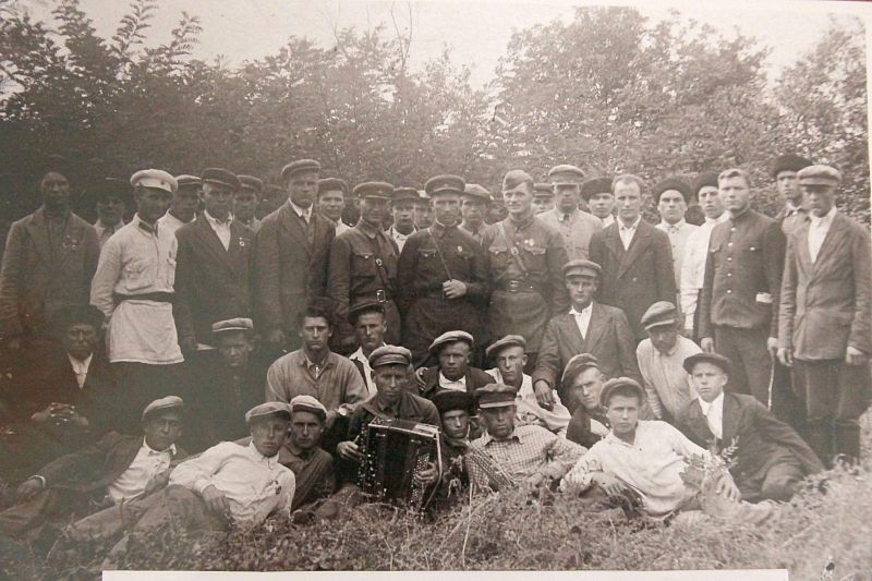 Призывники станицы Незамаевской 1940 года. 22 июня 1941 года им пришлось принять на себя первый удар врага, четвертый справа – Иван Ламаш.