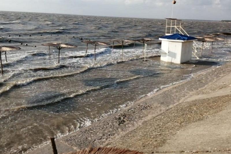 В Краснодарском крае нагонные волны подтопили пляжи Азовского побережья