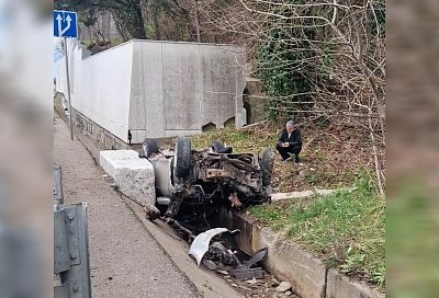 Спасатели вытащили водителя из искореженного в ДТП автомобиля в Сочи