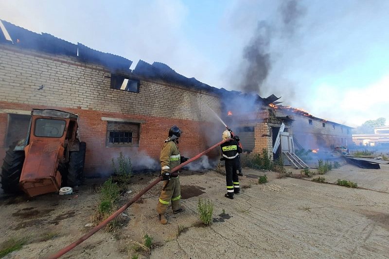 В Краснодаре площадь пожара в ангаре увеличилась до 1,6 тыс. «квадратов»