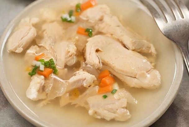 Успеете к вечеру: самый быстрый рецепт приготовления холодца из мяса птицы. Получается такой вкусный, что и за уши не оттащить домашних