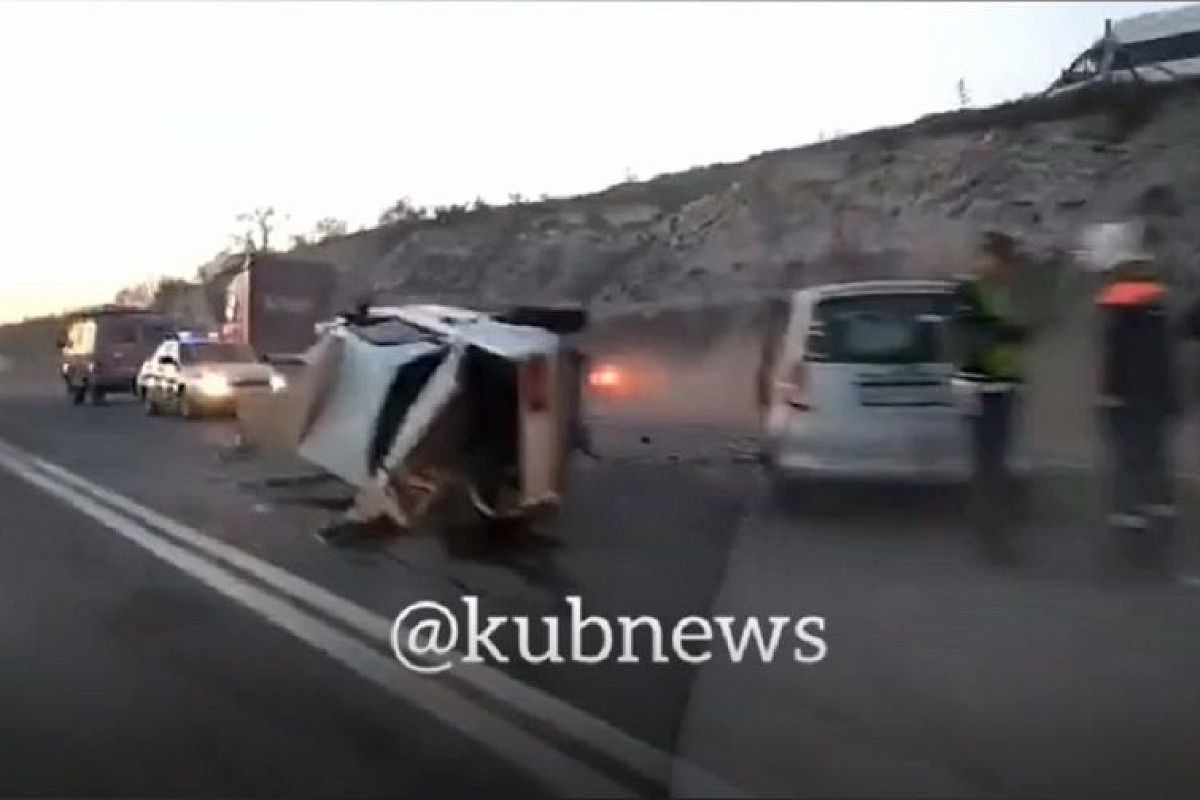 В Краснодарском крае в жестком ДТП погибли водитель и пассажирка ВАЗа