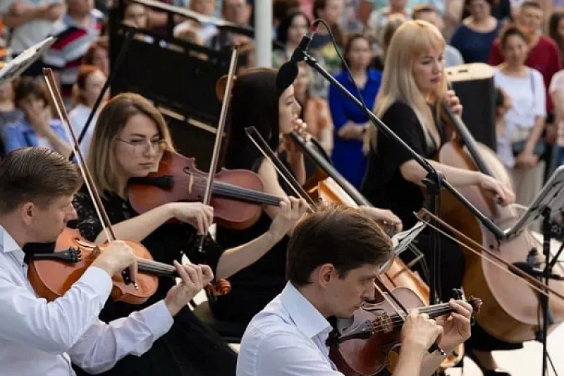 Музыка Вивальди, Моцарта, Штрауса: камерный «Премьер-оркестр» выступит на выходных в парках Краснодара