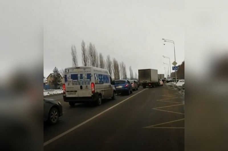 На въезд и выезд из Краснодара образовались многокилометровые пробки