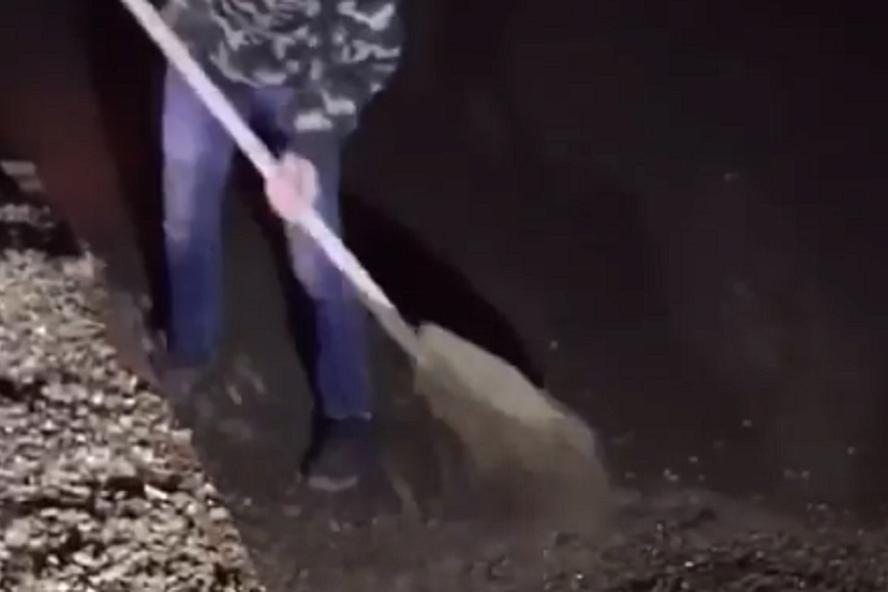 Жители одного из микрорайонов Краснодара сами засыпали ямы на разбитой дороге