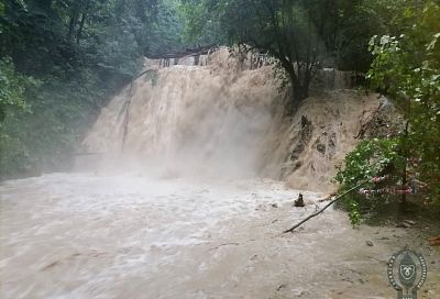 Из-за подъема уровня воды в реках Сочи закрыли «33 водопада» и экотропу «Ажек»
