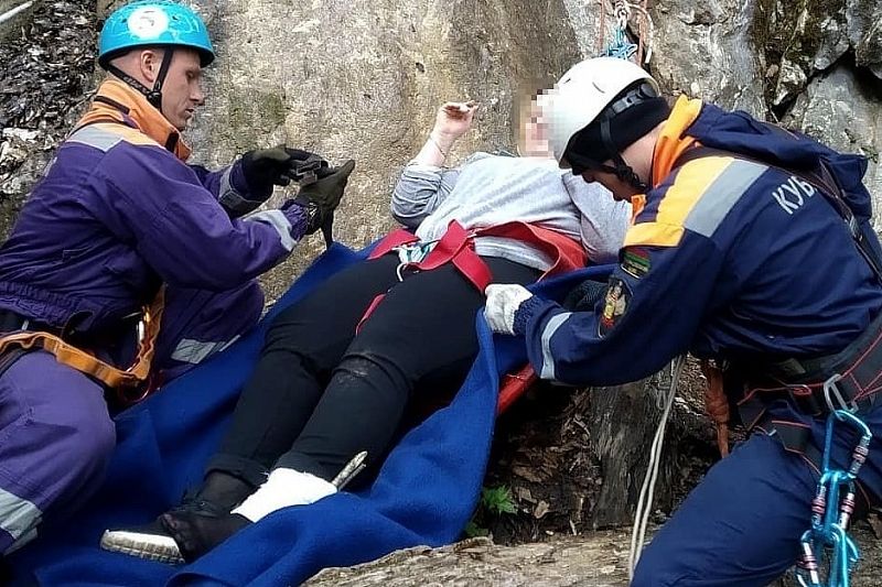 Туристка из Таганрога сорвалась с обрыва у водопада в Краснодарском крае