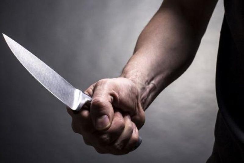 В Краснодаре вооруженный ножом мужчина напал на женщину в лифте