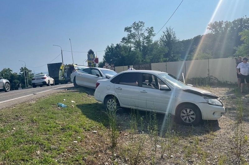 В Сочи водитель на BMW устроил ДТП с четырьмя пострадавшими детьми 