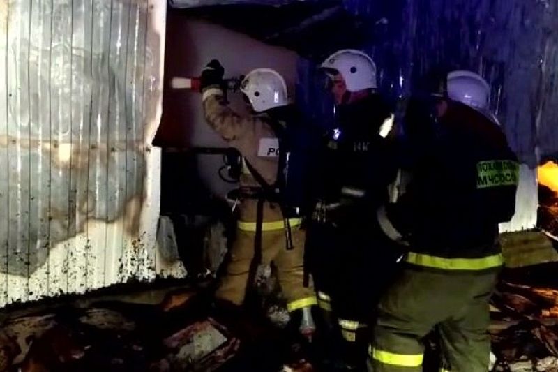 В Краснодарском крае потушили пожар в кондитерском цехе на площади 600 кв. м 