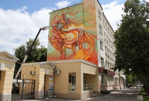 Краснодарский художник нарисовал картину на стене многоэтажки в Екатеринбурге