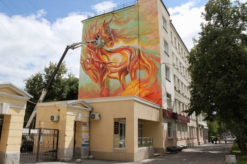 Краснодарский художник нарисовал картину на стене многоэтажки в Екатеринбурге