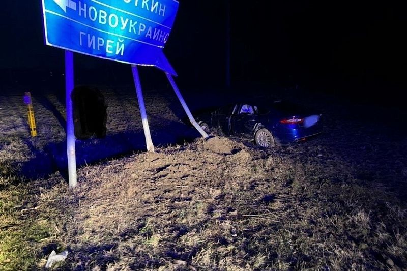 Иномарка влетела в дорожный указатель на ночной дороге в Краснодарском крае. Пострадала девушка-подросток
