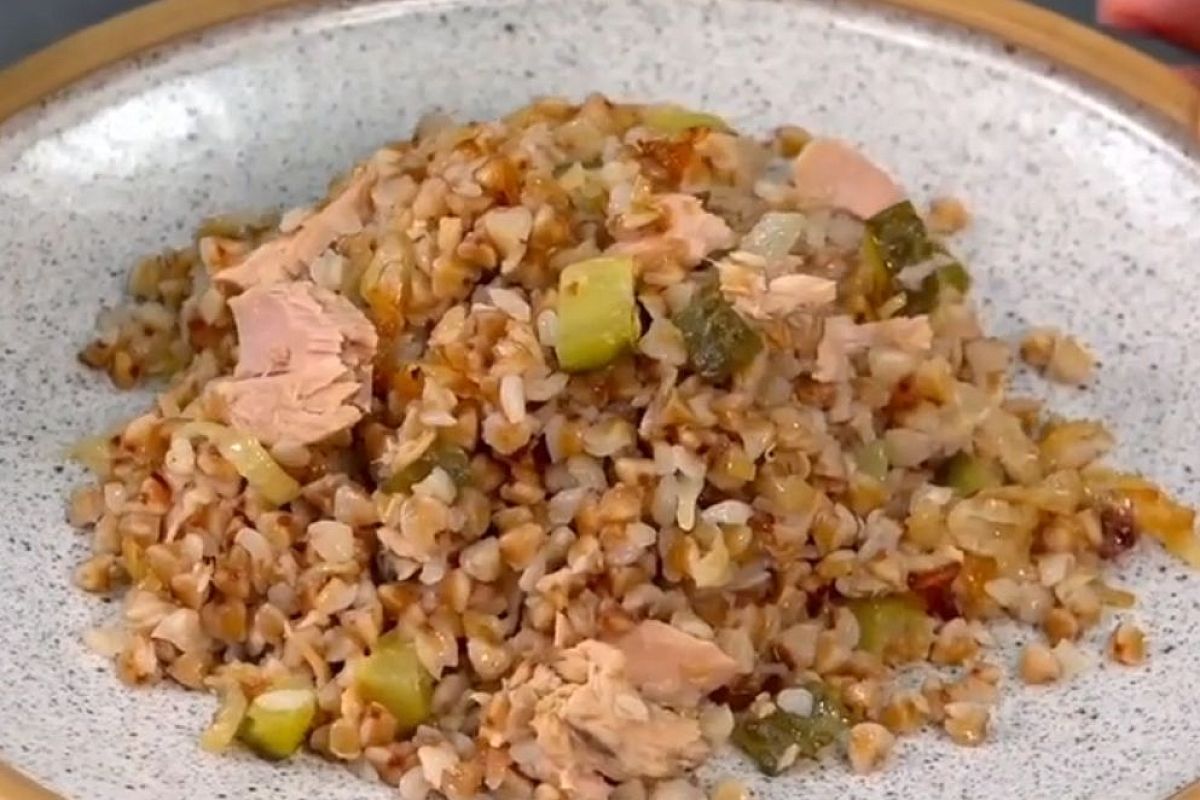 Надоел пресный гарнир? Гречка с тунцом и огурцами — проверено, вкусный ужин готовится сам 