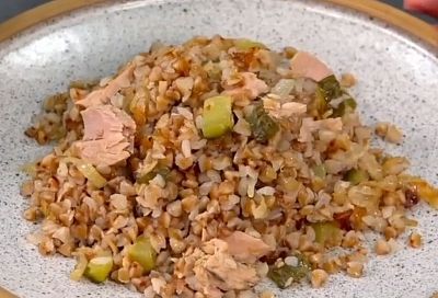 Надоел пресный гарнир? Гречка с тунцом и огурцами — проверено, вкусный ужин готовится сам 