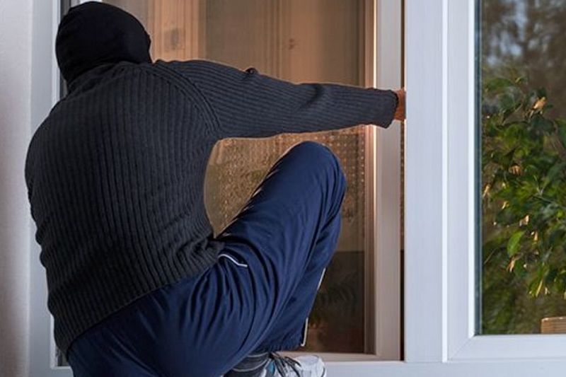 В Белоглинском районе 40-летний мужчина неделю обкрадывал квартиры через открытые окна