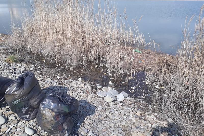 На Суджукской лагуне начали уборку мусора, который накопился за зиму 