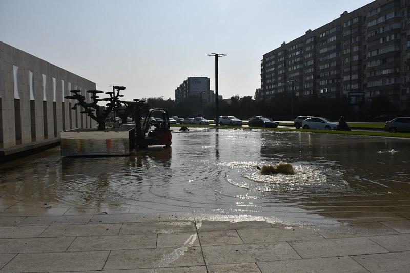 В Краснодаре у парка Галицкого прорвало канализацию