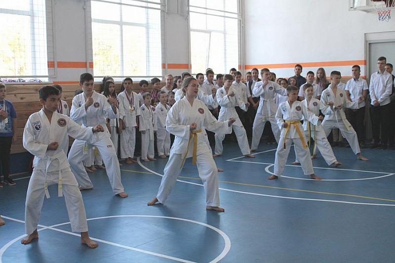 В Крыловском районе в школе после капремонта за 3,5 млн рублей открыли спортзал