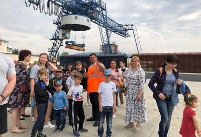 В Сочи для детей и их родителей организовали экскурсию на грузовой двор железной дороги