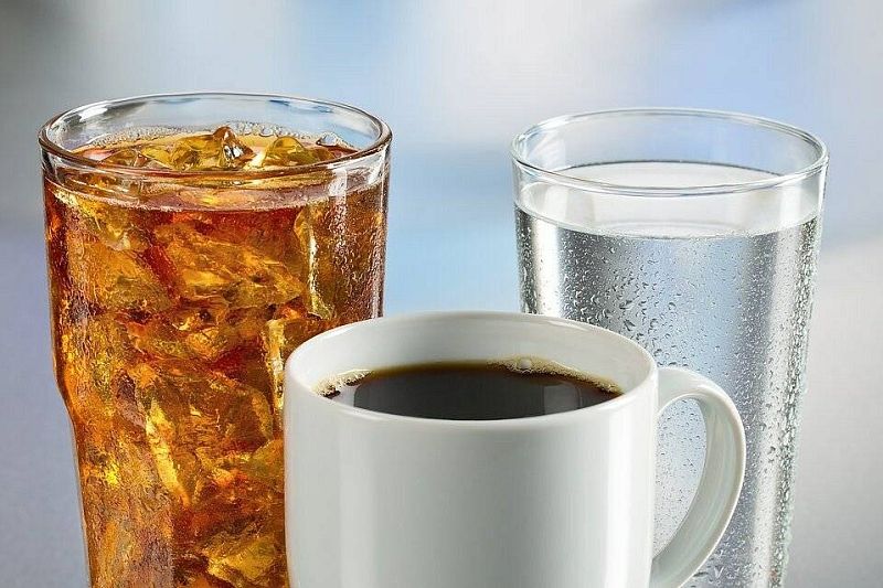 Вода, кофе и чай: доктор Мясников рассказал, что нужно пить всем как можно чаще