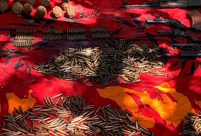 1,5 тыс. патронов, 15 гранат, автомат: в гараже жителя Новороссийска обнаружили склад боеприпасов
