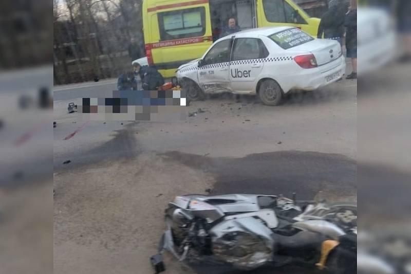 В Краснодаре в ДТП с автомобилем такси погиб мотоциклист