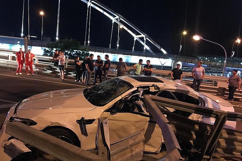 Момент жесткого столкновения BMW с дорожным ограждением в Сочи попал на видео. Водитель погиб