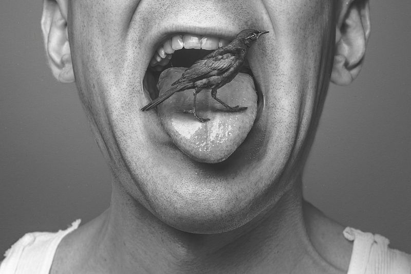 Во рту пересохло: о каких симптомах сигнализирует сухой язык