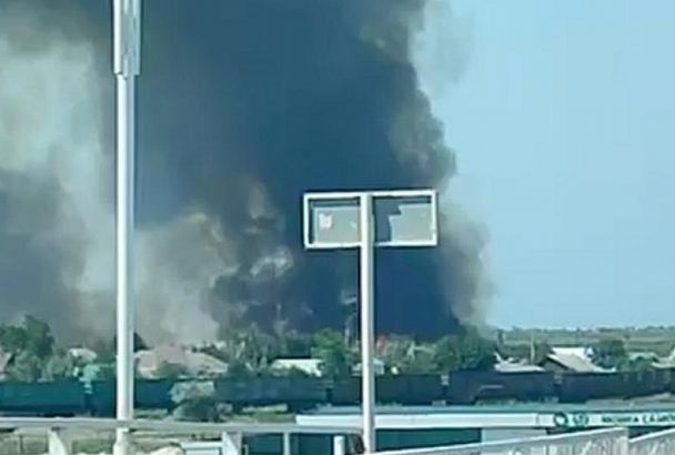 Сотрудники МЧС тушат природный пожар в Темрюке
