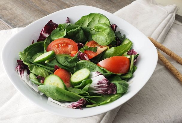 Совместимость продуктов: можно ли есть салат из огурцов и помидор