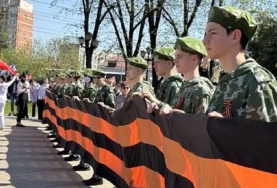 В Краснодаре школьники развернули большую Георгиевскую ленту в День Победы