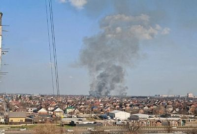Трава на площади 700 кв. метров горит в районе краснодарского ипподрома