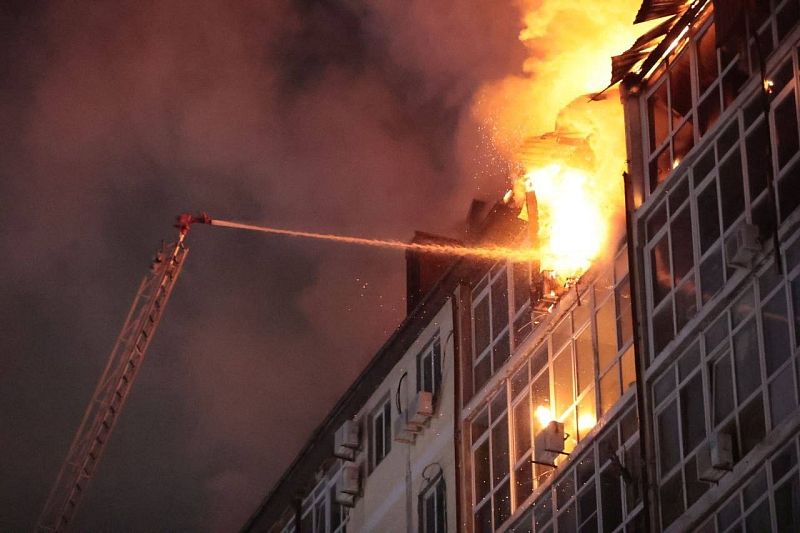 32 квартиры повреждены в горящей анапской многоэтажке 