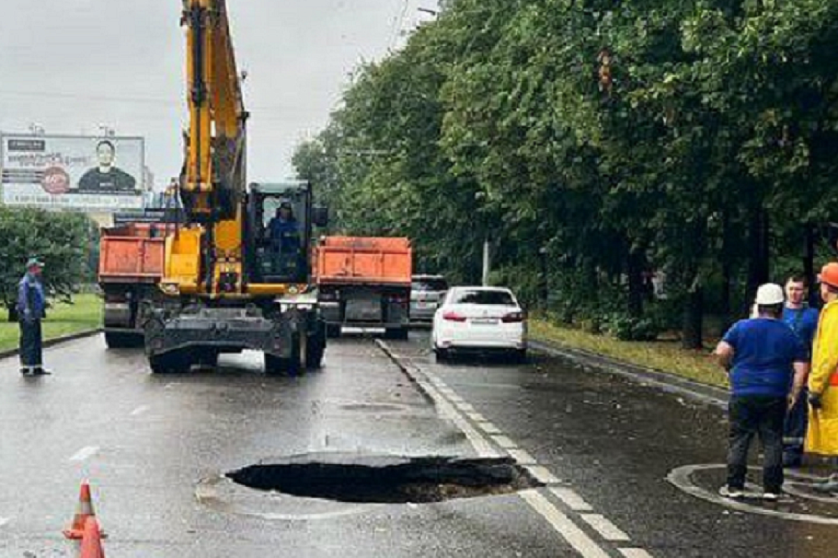 В Краснодаре ограничили движение транспорта по улице Тургенева из-за провала на дороге 