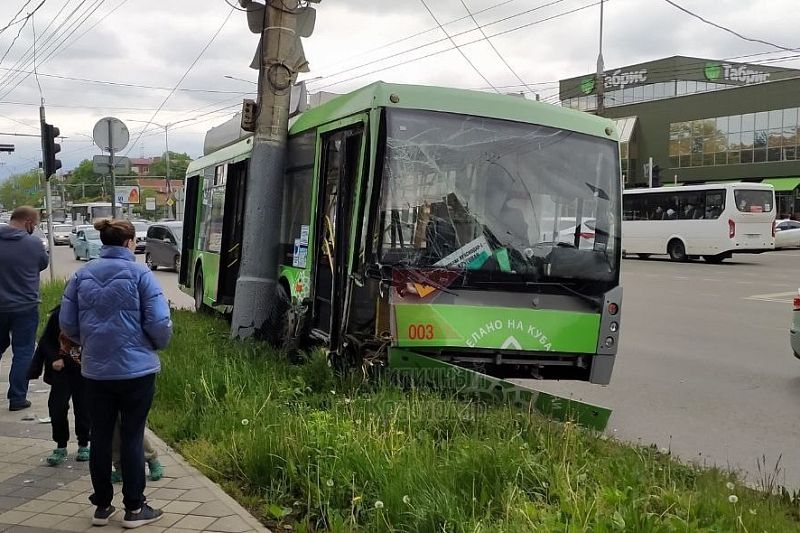 В Краснодаре троллейбус с пассажирами врезался в столб