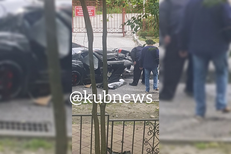 В центре Сочи лихач разбил спорткар за 12 млн рублей