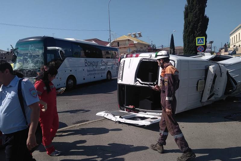 В Сочи в жестком ДТП  с двумя автобусами с туристами пострадали 11 человек